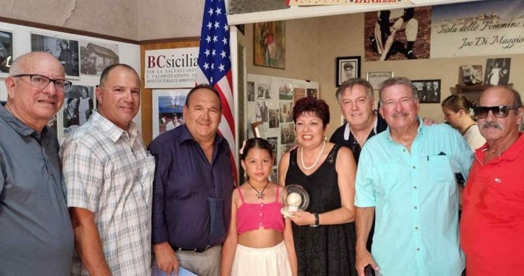 Consegna palla da baseball al Museo di Isola delle Femmine