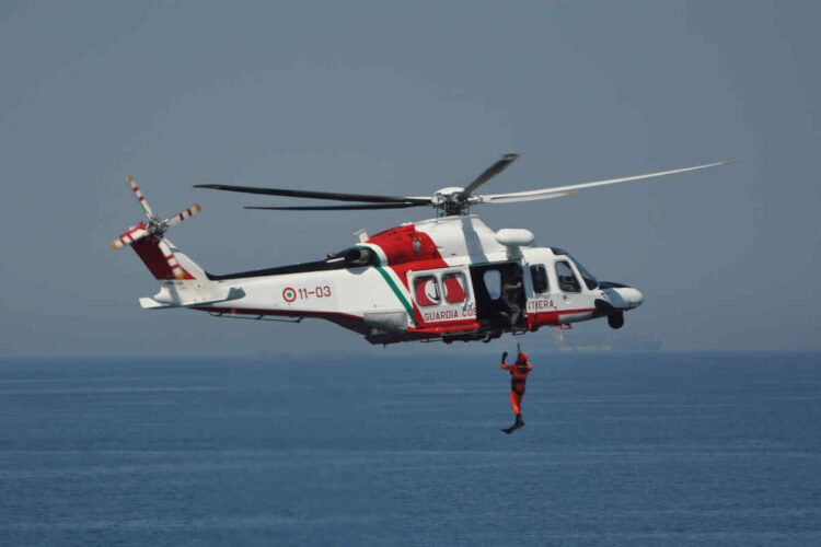 Crisi cardiaca al largo delle coste catanesi: donna salvata in elicottero