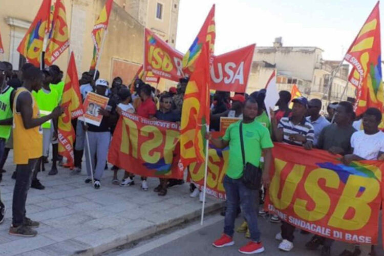 Daouda scomparso nel nulla, solidarietà ai lavoratori stranieri in piazza ad Acate