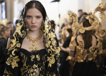 Dolce & Gabbana a Siracusa, modelle in nero e oro: omaggi alla Sicilia