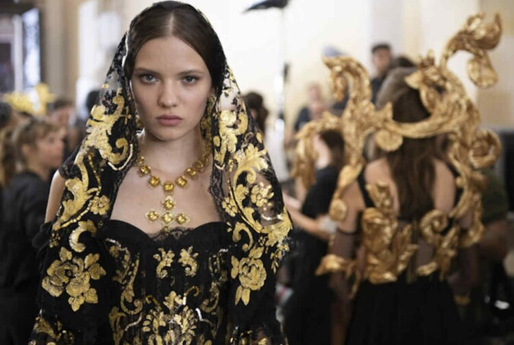 Dolce & Gabbana a Siracusa, modelle in nero e oro: omaggi alla Sicilia