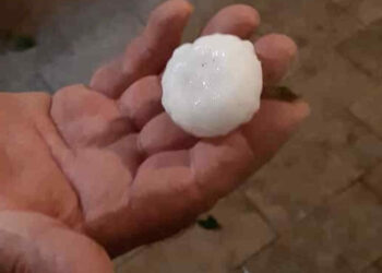 Tempesta di fulmini VIDEO e grandine come albicocche nel Torinese