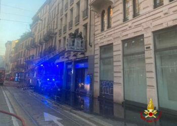 Incendio a Milano, ragazza salvata sul tetto