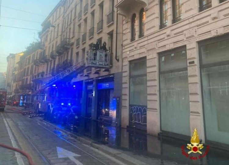Incendio a Milano, ragazza salvata sul tetto