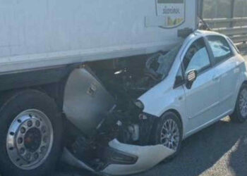 Un uomo stamattina è morto finendo con l'auto sotto ad un camion fermo nel traffico. L'incidente è avvenuto sull'autostrada A20, nel tratto compreso fra Tusa e Castelbuono, in direzione di Palermo. All'altezza del viadotto Carbone, questa mattina, intorno alle 7.15, si era fermato per via di un incolonnamento che si era formato a causa di un incendio che si era sviluppato sulla carreggiata opposta dell'autostrada, dove un furgone aveva preso fuoco. L'automobilista, che viaggiava a bordo di una Fiat Punto, non ha avuto scampo. La sua auto è finita quasi completamente sotto al grosso tir: la parte anteriore della vettura è andata distrutta e anche il tetto è stato squarciato per via dell'urto. Il traffico nella zona è rimasto paralizzato, in entrambe le direzioni: per via dell'incendio da una parte e del terribile incidente dall'altra.