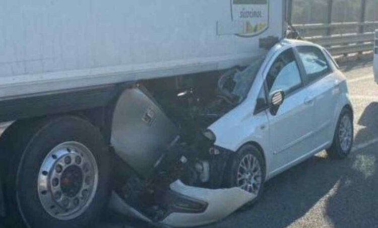Un uomo stamattina è morto finendo con l'auto sotto ad un camion fermo nel traffico. L'incidente è avvenuto sull'autostrada A20, nel tratto compreso fra Tusa e Castelbuono, in direzione di Palermo. All'altezza del viadotto Carbone, questa mattina, intorno alle 7.15, si era fermato per via di un incolonnamento che si era formato a causa di un incendio che si era sviluppato sulla carreggiata opposta dell'autostrada, dove un furgone aveva preso fuoco. L'automobilista, che viaggiava a bordo di una Fiat Punto, non ha avuto scampo. La sua auto è finita quasi completamente sotto al grosso tir: la parte anteriore della vettura è andata distrutta e anche il tetto è stato squarciato per via dell'urto. Il traffico nella zona è rimasto paralizzato, in entrambe le direzioni: per via dell'incendio da una parte e del terribile incidente dall'altra.