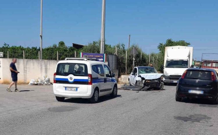 Incidente a Vittoria: auto contro un muro