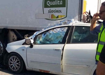 Incidenti stradali, un morto sulla Palermo Messina: auto sotto tir