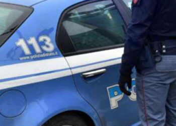 uomo morto in un garage