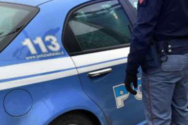 uomo morto in un garage