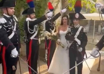 Picchetto d'onore per la carabiniera e la sua sposa