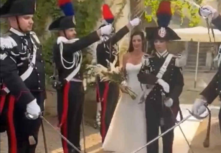 Picchetto d'onore per la carabiniera e la sua sposa