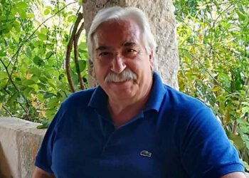 Modica – lettera aperta, lavima e le scelte udc: rinuncio a tutte le cariche nel partito L’Udc ha fatto le proprie scelte. Pinuccio Lavima ha conseguenzialmente fatto le proprie, scegliendo la coerenza, la lealtà, l’affidabilità, la dignità, la propria idea di politica e di partito che ne ha caratterizzato la storia sin dal 1978 allorquando per la prima volta si iscrisse al partito della Democrazia Cristiana. Erano tempi di ideali politici in un contesto dove l’appartenenza ad un partito era quasi come sancire un matrimonio indissolubile. “Per tale motivo – sottolinea Lavima – a distanza di 44 anni il simbolo dello scudocrociato mi è rimasto ancora cucito addosso. Erano i tempi in cui i partiti esprimevano una classe dirigente di spessore, legata fortemente al proprio territorio, ai propri sostenitori, ai propri iscritti e perché no alle proprie correnti. Erano i tempi in cui perdere anche un solo iscritto al partito presupponeva una mobilitazione generale per recuperarlo. Altri tempi, altra classe dirigente della quale oggi rimangono purtroppo soltanto la storia ed il simbolo dello scudo crociato”. Pinuccio Lavima si è formato politicamente con quella cultura e che non ha più abbandonato nel suo percorso e nei ruoli che in questa lunga militanza ho ricoperto. “Come chiunque che fa politica – spiega – ho avuto tante sconfitte, come ho avuto tante vittorie, ma nell’uno e nell’altro caso non sono venuti mai meno i miei principi ed i miei valori e tutto ciò mi permette di guardare chiunque direttamente negli occhi senza essere certo io ad abbassarli. Credo fermamente che oggi questo sia apprezzato dalla gente il che mi consentirà di continuare a camminare a testa alta tra la gente e perché no, se serve, a continuare ad esprimere il mio pensiero politico forte di un’esperienza quarantennale di militanza politica. Una cosa è certa: non mi annoierò senza militare in un partito, ma custodirò gelosamente il mio passato, il mio presente ed il mio futuro sempre con la coerenza, la lealtà, l’affidabilità, la dignità che costituiscono la mia storia personale. Personalmente non ho bisogno di costruire una nuova storia perché una storia io ce l’ho”. Cosa farà Pinuccio Lavima? “Continuerà a testimoniare il proprio impegno – aggiunge – secondo i principi ed i valori che mi caratterizzano, nel frattempo sarò attento e sensibile ad un auspicabile e necessario risveglio con nuove aggregazioni ma soprattutto con grande attenzione all’immenso patrimonio costituito dai giovani che sono gli unici a dare fiducia e speranza, che li vedano protagonisti e che facciano uscire la città dal torpore nella quale è stata relegata, costruendo una idea progettuale che la proiettino verso nuovi spazi per la Modica del futuro. Qualcosa in tal senso si muove già e può costituire l’impegno su cui lavorare. Riguardo specificamente la mia posizione nel partito e alle candidature per le regionali, non ne condivido né le scelte, né le modalità delle stesse. Non è un candidato che si offre a un partito, ma un intero partito che si offre per una candidatura. Questo paradossalmente non è un attestato di forza ma al contrario alla gente potrebbe apparire come un sintomo di debolezza dettato dal timore di incertezza rispetto agli obiettivi fissati a livello regionale. Consequenzialmente rinuncio a tutte le cariche in atto rivestite nel partito e soggette a mie ulteriori riflessioni”. Pinuccio Lavima