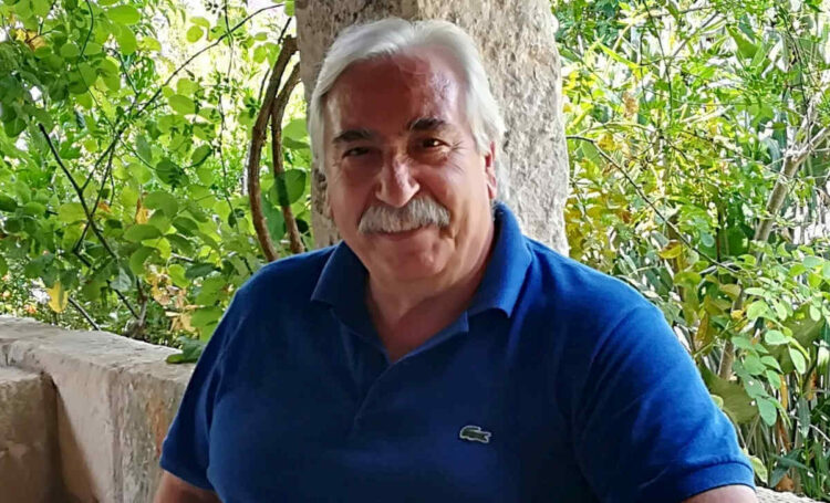 Modica – lettera aperta, lavima e le scelte udc: rinuncio a tutte le cariche nel partito L’Udc ha fatto le proprie scelte. Pinuccio Lavima ha conseguenzialmente fatto le proprie, scegliendo la coerenza, la lealtà, l’affidabilità, la dignità, la propria idea di politica e di partito che ne ha caratterizzato la storia sin dal 1978 allorquando per la prima volta si iscrisse al partito della Democrazia Cristiana. Erano tempi di ideali politici in un contesto dove l’appartenenza ad un partito era quasi come sancire un matrimonio indissolubile. “Per tale motivo – sottolinea Lavima – a distanza di 44 anni il simbolo dello scudocrociato mi è rimasto ancora cucito addosso. Erano i tempi in cui i partiti esprimevano una classe dirigente di spessore, legata fortemente al proprio territorio, ai propri sostenitori, ai propri iscritti e perché no alle proprie correnti. Erano i tempi in cui perdere anche un solo iscritto al partito presupponeva una mobilitazione generale per recuperarlo. Altri tempi, altra classe dirigente della quale oggi rimangono purtroppo soltanto la storia ed il simbolo dello scudo crociato”. Pinuccio Lavima si è formato politicamente con quella cultura e che non ha più abbandonato nel suo percorso e nei ruoli che in questa lunga militanza ho ricoperto. “Come chiunque che fa politica – spiega – ho avuto tante sconfitte, come ho avuto tante vittorie, ma nell’uno e nell’altro caso non sono venuti mai meno i miei principi ed i miei valori e tutto ciò mi permette di guardare chiunque direttamente negli occhi senza essere certo io ad abbassarli. Credo fermamente che oggi questo sia apprezzato dalla gente il che mi consentirà di continuare a camminare a testa alta tra la gente e perché no, se serve, a continuare ad esprimere il mio pensiero politico forte di un’esperienza quarantennale di militanza politica. Una cosa è certa: non mi annoierò senza militare in un partito, ma custodirò gelosamente il mio passato, il mio presente ed il mio futuro sempre con la coerenza, la lealtà, l’affidabilità, la dignità che costituiscono la mia storia personale. Personalmente non ho bisogno di costruire una nuova storia perché una storia io ce l’ho”. Cosa farà Pinuccio Lavima? “Continuerà a testimoniare il proprio impegno – aggiunge – secondo i principi ed i valori che mi caratterizzano, nel frattempo sarò attento e sensibile ad un auspicabile e necessario risveglio con nuove aggregazioni ma soprattutto con grande attenzione all’immenso patrimonio costituito dai giovani che sono gli unici a dare fiducia e speranza, che li vedano protagonisti e che facciano uscire la città dal torpore nella quale è stata relegata, costruendo una idea progettuale che la proiettino verso nuovi spazi per la Modica del futuro. Qualcosa in tal senso si muove già e può costituire l’impegno su cui lavorare. Riguardo specificamente la mia posizione nel partito e alle candidature per le regionali, non ne condivido né le scelte, né le modalità delle stesse. Non è un candidato che si offre a un partito, ma un intero partito che si offre per una candidatura. Questo paradossalmente non è un attestato di forza ma al contrario alla gente potrebbe apparire come un sintomo di debolezza dettato dal timore di incertezza rispetto agli obiettivi fissati a livello regionale. Consequenzialmente rinuncio a tutte le cariche in atto rivestite nel partito e soggette a mie ulteriori riflessioni”. Pinuccio Lavima