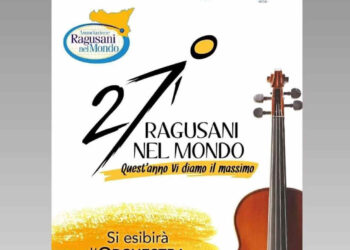 A Ragusa fervono i preparativi della XXVII edizione del "Premio Ragusani nel Mondo"; è iniziata la fase più intensa nel backstage della nota manifestazione culturale, che negli anni ha saputo costruire una pregevole immagine nel mondo, avendo premiato ad ogni edizione eccellenze nei campi più disparati. Si tratta di una storia lunga e consolidata, che trova immancabilmente nuovi spunti per rinnovarsi, grazie al costante impegno profuso da Sebastiano D'Angelo, Direttore dell'Associazione Ragusani nel Mondo, presieduta da Salvatore Brinch e il cui presidente onorario è Franco Antoci e di tutti i vari collaboratori. In effetti, 26 anni di ininterrotta crescita costituiscono motivo di orgoglio e soddisfazione per tutte le persone che hanno a cuore una manifestazione che, con le sue 27 edizioni consecutive, compresa quella del prossimo 30 luglio 2022, ha agevolmente attraversato oltre un quarto di secolo, ponendosi in una posizione apicale nell'ambito di analoghe manifestazioni presenti in tutto il territorio siciliano, riuscendo a ritagliarsi uno spazio di riconosciuta rilevanza cosmopolita. La serata sarà presentata, come di consueto, dai giornalisti Caterina Gurrieri e Salvo Falcone. Il M° Beppe Arezzo con la sua splendida orchestra curerà la seconda parte dell'evento. Tanti anni di attività hanno legittimato la mission del "Premio Ragusani nel Mondo", ossia la promozione, attraverso il racconto di storie di ordinario successo in capo ad una selezione di conterranei, dell’intera area iblea, se è vero anche che la fama della manifestazione ha varcato gli angusti limiti provinciali, per assurgere ad uno degli eventi di maggiore visibilità della ragusanità nel mondo. E quella che emerge dalle oltre duecento storie umane e professionali transitate sul palco del Premio è una ragusanità vincente, positiva ed ispirata ai migliori principi morali ed etici, che si propone come un modello virtuoso per le giovani generazioni; un esempio per tutti, ma anche occasione per rafforzare e consolidare l’orgoglio della comune identità iblea in quanti coltivano l’amore e la passione per la cultura e per le tradizioni di un territorio ricco di storia e di bellezze paesaggistiche e monumentali. Un evento che riesce a schivare la ripetitività del suo incedere, attraverso straordinari spunti di rinnovamento mai venuti meno e ad intercettare, grazie al contributo di una vasta platea di collaboratori, profili di vita di riconosciuto spessore culturale e professionale, che colpisce la fantasia popolare e non delude le aspettative di migliaia di appassionati, che ogni anno attendono con immutato interesse, la data della manifestazione internazionale. Un'iniziativa che meriterebbe ampiamente, per la sua policroma storia, di essere inserita a livello istituzionale nell’Olimpo dei grande eventi culturali ed artistici della città. La continuità della manifestazione, con i correlati rischi di stanchezza, talvolta pone nel dibattito istanze di ringiovanimento della formula, ma non è facile pensare ad un nuovo modello, se quello immediatamente precedente ha superato ogni prova di gradimento popolare. Del resto, finora non è mai venuto meno il grande afflato popolare, fortemente radicato nel tessuto socio-culturale ibleo e siciliano. La conferma nell’ultima edizione del 2021, quella della ripresa post pandemica, che ha proposto ancora una volta storie umane di grande livello, incontrando un favore largamente condiviso, nonostante le restrizioni anti Covid e i contingentamenti, che hanno tenuto lontano il grande pubblico da Piazza Libertà, abituata nelle precedenti edizioni a ben altri scenari di presenze numeriche. Il 2022 si ripresenta sulla stessa falsariga; anche quest'anno sono state proposte tre storie umane di rilevante spessore e la prestigiosa presenza, per la prima volta nel ragusano come evento pubblico in piazza, dell’Orchestra del Teatro Massimo Bellini. Una legittimazione di enorme prestigio istituzionale, che segue quella legata alle tre partecipazioni della Banda dei Carabinieri, nelle indimenticabili edizioni del 2009, 2011 e 2017, e che conferma la riconosciuta valenza culturale della manifestazione, anche oltre gli ambiti provinciali. Sarà una serata di grande fascino, attorno ad un ritrovato pubblico che tornerà a riempire Piazza Libertà e che si appresta a tributare i dovuti applausi al Giudice Angelo Buscema, componente della Corte Costituzionale e già Presidente della Corte dei Conti, originario di Scicli; al Console generale Italiano a Karachi, in Pakistan Danilo Giurdanella, originario di Modica; al ragusano Maurizio Voi, ricercatore scientifico al servizio delle Big Pharma statunitensi e coordinatore di numerosi team di scienziati nella sperimentazione di farmaci antitumorali. La presenza delle massime Autorità Regionali e Provinciali, politiche, civili, militari e religiose, farà da degno contorno ad un evento pensato ancora una volta per lasciare un segno indelebile, grazie anche alla riconosciuta professionalità del team di collaboratori, che da anni riesce ad organizzare e a sostenere un evento forse sui generis, con la capacità e la voglia di ridurre al minimo le approssimazioni e le superficialità tipiche di tanti eventi, spesso anche meglio supportati dal settore pubblico. Sarà un’altra bella edizione, sulla strada del trentesimo traguardo della manifestazione iblea, obiettivo che il Direttivo dell'Associazione Ragusani nel Mondo si é posto con matura, ma prudente consapevolezza.