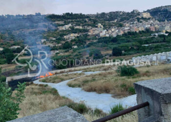 Incendio a Scicli, le fiamme vicino al cimitero FOTO