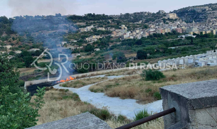 Incendio a Scicli, le fiamme vicino al cimitero FOTO