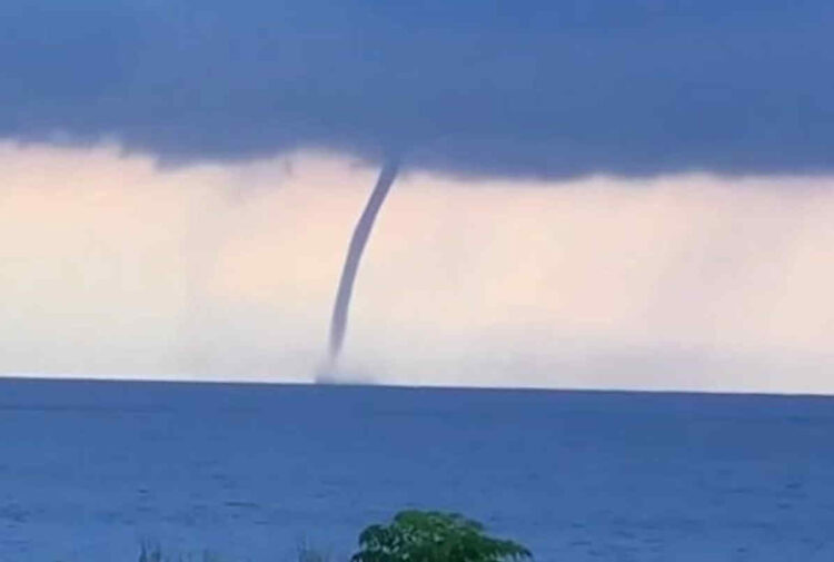 Maltempo in Sicilia, tromba d'aria nello Stretto di Messina