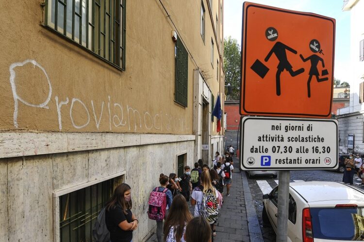 Covid e rientro a scuola, ecco le nuove regole e chi dovrà tenere la mascherina
