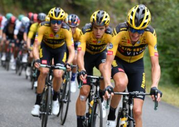 Jumbo-Visma domina crono a squadre, Gesink prima maglia rossa