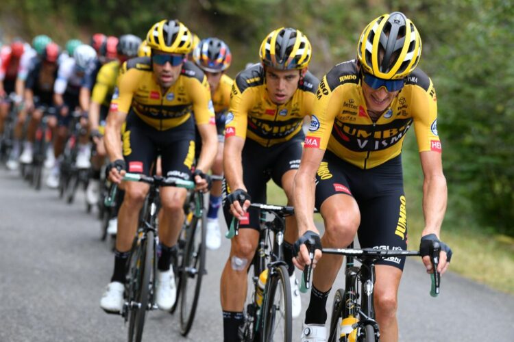 Jumbo-Visma domina crono a squadre, Gesink prima maglia rossa