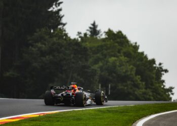 Verstappen vola a Spa ma partirà dalle retrovie con Leclerc