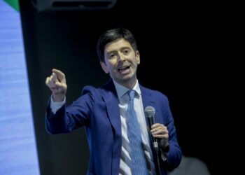Covid, Speranza “Serve chiarezza, c’è chi strizza l’occhio ai no vax”