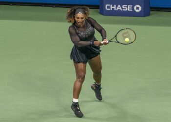 Agli Us Open tributo a Serena, che supera il primo turno