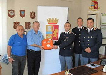 La Polizia di Vittoria riceve in dono un defibrillatore dall'Avis