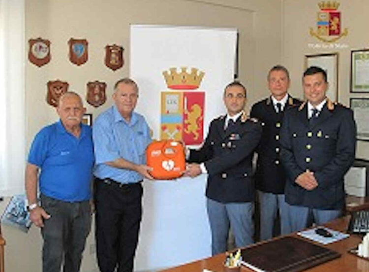 La Polizia di Vittoria riceve in dono un defibrillatore dall'Avis