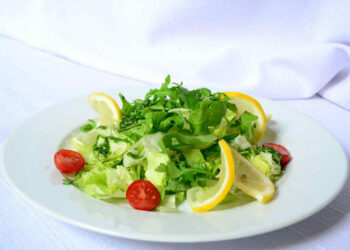 Mangiare insalata prima del pasto per non ingrassare