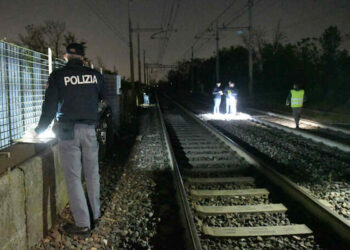 Padre tenta di salvare il figlio, morti entrambi uccisi da treno