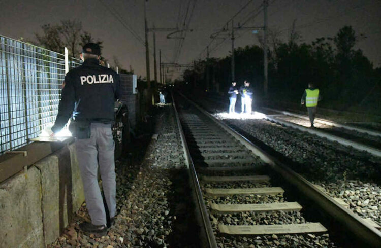 Padre tenta di salvare il figlio, morti entrambi uccisi da treno