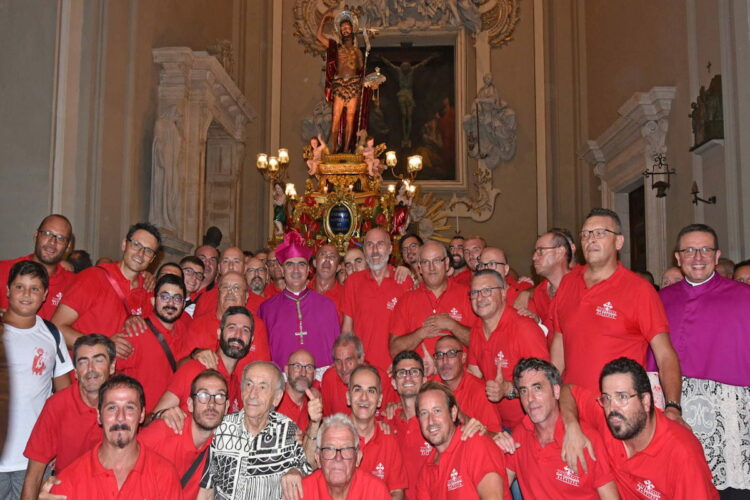 San Giovanni vescovo e portatori