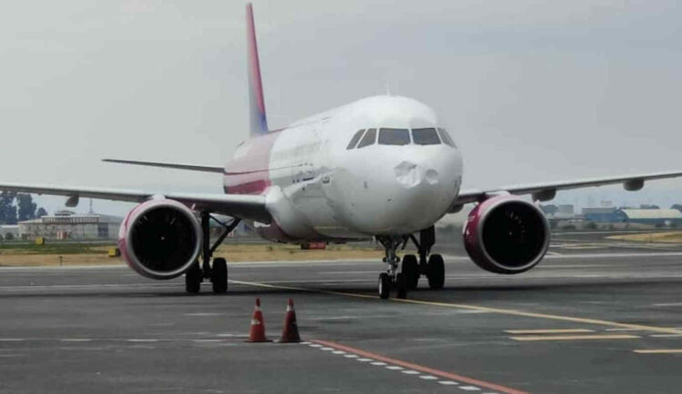 Aereo danneggiato da bird strike o grandinata atterra a Catania FOTO