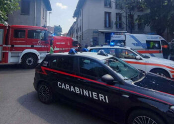 Milano- Momenti di paura poco dopo le 12 a Giussano, in Brianza, dove - a seguito di un incidente stradale - alcune persone sedute all'esterno del bar "River Cafè" di via delle Rimembranze sono state investite da un'auto. Sette i feriti: il più grave è un 55enne trasportato in elisoccorso all'ospedale Niguarda per una frattura alla gamba. Due persone, un 47enne e un 27enne, sono stati portati a Desio con traumi lievi, altre due persone - un uomo di 35 e una ragazza di 22 - sono state valutate in codice giallo, mentre una 51enne e una signora di 80 anni sono state portate a Monza. Sul posto in tutto sono intervenute quattro ambulanze, un'automedica e l'elisoccorso di Como, oltre che i vigili del fuoco. Per collaborare al soccorso sanitario sono state inviate l'autopompa di Desio e i moduli di supporto dei distaccamenti di Seregno e di Lissone. Sono ancora in fase di valutazione - dicono i pompieri - le dinamiche del sinistro.