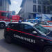Milano- Momenti di paura poco dopo le 12 a Giussano, in Brianza, dove - a seguito di un incidente stradale - alcune persone sedute all'esterno del bar "River Cafè" di via delle Rimembranze sono state investite da un'auto. Sette i feriti: il più grave è un 55enne trasportato in elisoccorso all'ospedale Niguarda per una frattura alla gamba. Due persone, un 47enne e un 27enne, sono stati portati a Desio con traumi lievi, altre due persone - un uomo di 35 e una ragazza di 22 - sono state valutate in codice giallo, mentre una 51enne e una signora di 80 anni sono state portate a Monza. Sul posto in tutto sono intervenute quattro ambulanze, un'automedica e l'elisoccorso di Como, oltre che i vigili del fuoco. Per collaborare al soccorso sanitario sono state inviate l'autopompa di Desio e i moduli di supporto dei distaccamenti di Seregno e di Lissone. Sono ancora in fase di valutazione - dicono i pompieri - le dinamiche del sinistro.