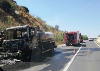 Autocarro a fuoco sulla Vittoria-Gela