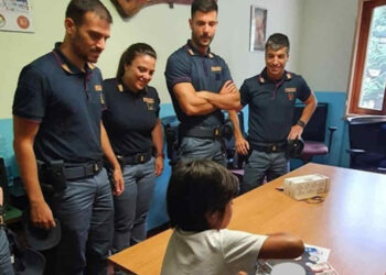 Bimbo perde giocattolo e chiede aiuto alla Polizia