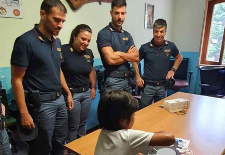 Bimbo perde giocattolo e chiede aiuto alla Polizia