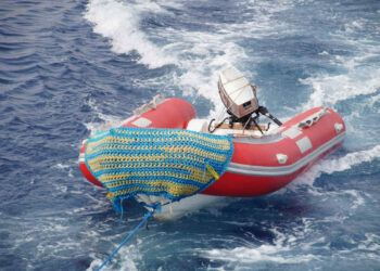 Con il gommone alla deriva al largo, salvati dalla Guardia costiera di Siracusa