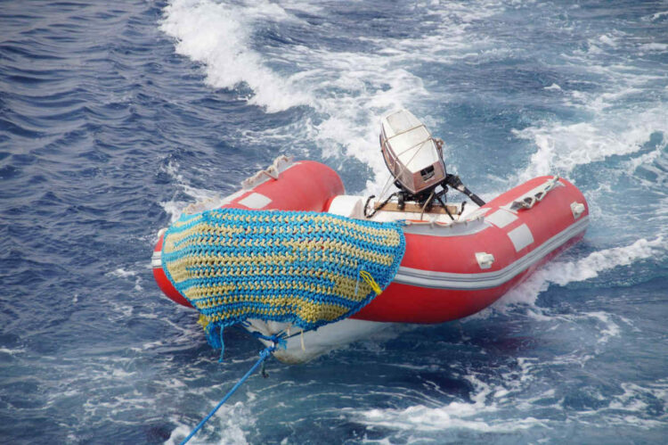 Con il gommone alla deriva al largo, salvati dalla Guardia costiera di Siracusa