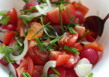 La dieta 1200 calorie si basa su un consumo giornaliero di 1200 calorie al giorno. Ma quanto si perde? Si tratta di un regime alimentare restrittivo che consente di perdere peso velocemente e fino a 5 kg in due settimane. La dieta 1200 calorie ti permette sicuramente di perdere peso, perché dà un taglio ai carboidrati, favorendo il consumo di proteine. È una dieta mediterranea quindi non mancheranno frutta, verdura e cereali, ma non è una dieta per tutti. La possono seguire anche i vegetariani e i vegani sostituendo le proteine animali semplicemente con quelle vegetali. È, però, sconsigliata a uomini e donne con grandi corporature, a chi fa attività fisica intensa (sia per sport sia per lavoro) e a chi ha un metabolismo molto rapido. La dieta 1200 calorie è vietata a chi soffre di patologie importanti come ad esempio il diabete. Dieta da 1200 calorie: come funziona e schema La dieta 1200 calorie ha uno schema abbastanza rigido, che permette di perdere peso molto rapidamente. L’apporto calorico quotidiano deve essere così suddiviso: La colazione da 200 calorie Il pranzo da 300 calorie La cena da 700 calorie Puoi anche decidere di inserire due spuntini da 140 calorie l’uno (considera che una barretta proteica di solito ha un valore calorico pari a 200/220 kcal, quindi ne potrai mangiare poco più della metà). Se decidi di optare per questa soluzione devi ricalcolare le calorie nello schema generale. E devi anche riflettere su una questione basilare: se hai la necessità di spezzare la fame nel corso della giornata, probabilmente questo regime non è adatto a te. Una dieta leggermente ipocalorica permette di perdere dai 250 ai 500 grammi la settimana, ovvero da 1 a un massimo 2 chili al mese. In questo caso puoi raddoppiare il gol. Attenzione, però, perché il rapido dimagrimento di solito dura solo il primo mese, poi devi trovare il modo di continuare a seguire il programma senza sentirti frustrato, depresso o convivere con i morsi della fame. Dieta 1200 calorie: schema settimanale Lunedi Colazione: Thè, caffè o tisana con dolcificante, 200 ml di latte scremato, 1 fetta biscottata (98 calorie) Pranzo: 300 gr. di minestrone o passato di verdure, 200 gr. di merluzzo bollito condito con limone. Cena: 100 gr di bresaola, 60 gr di pane, 200 gr. di verza cotta in padella con 1 cucchiaino d’olio e aglio. Martedì Colazione: Thè, caffè o tisana con dolcificante, 1 yougurt magro, 1 mela piccola (110 calorie) Pranzo: 150 gr di patate lesse con aglio e prezzemolo, 150 gr. di fagiolini, 120 gr. di petto di pollo al limone. Cena: 1 mozzarella light, 100 gr. di pomodori, 100 gr.pane per bruschette, 150 gr di frutta a scelta tra kiwi, arancia, mela, pera, fragole. Mercoledì Colazione: Thè, caffè o tisana con dolcificante, 1 banana (110 calorie) Pranzo: salmone cotto in padella con poco olio, limone, aglio e prezzemolo, 200 gr. di cetrioli e 50 gr.pane integrale. Cena: 300 gr. Insalata mista di lattuga, cetrioli, pomodori, 120 gr. di fettina di manzo ai ferri. Giovedi Colazione: Thè, caffè o tisana con dolcificante, 3 fette biscotatte con poca marmellata zero zuccheri (120 Pranzo: 70 gr. di pasta al pomodoro, 200 gr. di funghi trifolati, 1 mela Cena: 150 gr. di sogliola cotta in padella con pomodorini e olive, 250 gr. di fagiolini lessi, 50 gr. di pane integrale. Venerdì Colazione: Thè, caffè o tisana con dolcificante. 1 uovo (cotto senza olio) e 1 fetta di prosciutto cotto magro (30 gr) (105 calorie) Pranzo: 120 gr. di tacchino alla griglia, 250 gr. di zucchine grigliate, 30 gr. di parmigiano, 200 gr. frutta mista di stagione . Cena: 250 gr. di spinaci, 2 uova sode, 60 gr. di pane integrale, 1 mela. Sabato Colazione: Thè, caffè o tisana con dolcificante, 200 ml di latte scremato, 1 fetta biscottata (98 calorie) Pranzo: 70 gr. di riso condito con poco olio e 30 gr. di parmigiano, 200 gr. lattuga. Cena: 150 gr. di braciola di maiale ai ferri, 200 gr. di broccoli o cavolfiore lesso o cotto al vapore, 1 pera Domenica Colazione: Thè, caffè o tisana con dolcificante, 1 yogurt magro, 1 pera piccola (110 calorie) Pranzo: 200 gr. di orata al forno, 50 gr. di pane e 40 gr. di formaggio light spalmabile Cena: 150 gr. di scaloppine al vino bianco, 200 gr. di pomodori, 200 gr. di finocchi, 150 gr. di pera