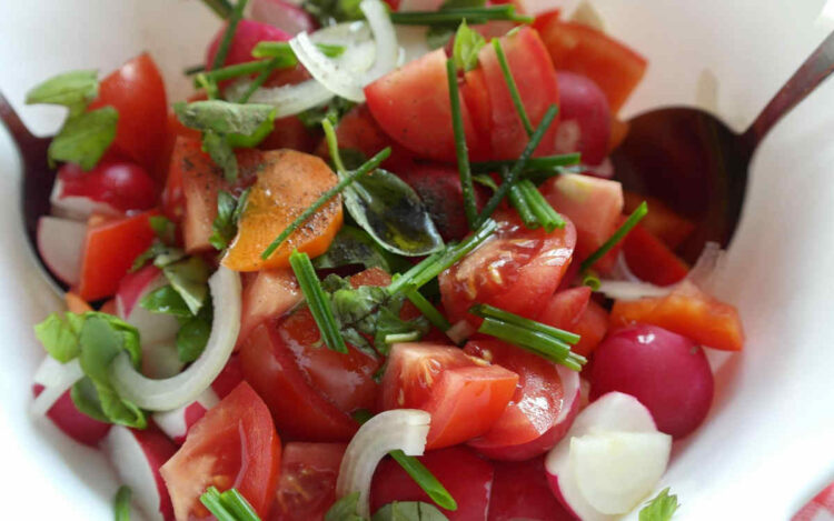 La dieta 1200 calorie si basa su un consumo giornaliero di 1200 calorie al giorno. Ma quanto si perde? Si tratta di un regime alimentare restrittivo che consente di perdere peso velocemente e fino a 5 kg in due settimane. La dieta 1200 calorie ti permette sicuramente di perdere peso, perché dà un taglio ai carboidrati, favorendo il consumo di proteine. È una dieta mediterranea quindi non mancheranno frutta, verdura e cereali, ma non è una dieta per tutti. La possono seguire anche i vegetariani e i vegani sostituendo le proteine animali semplicemente con quelle vegetali. È, però, sconsigliata a uomini e donne con grandi corporature, a chi fa attività fisica intensa (sia per sport sia per lavoro) e a chi ha un metabolismo molto rapido. La dieta 1200 calorie è vietata a chi soffre di patologie importanti come ad esempio il diabete. Dieta da 1200 calorie: come funziona e schema La dieta 1200 calorie ha uno schema abbastanza rigido, che permette di perdere peso molto rapidamente. L’apporto calorico quotidiano deve essere così suddiviso: La colazione da 200 calorie Il pranzo da 300 calorie La cena da 700 calorie Puoi anche decidere di inserire due spuntini da 140 calorie l’uno (considera che una barretta proteica di solito ha un valore calorico pari a 200/220 kcal, quindi ne potrai mangiare poco più della metà). Se decidi di optare per questa soluzione devi ricalcolare le calorie nello schema generale. E devi anche riflettere su una questione basilare: se hai la necessità di spezzare la fame nel corso della giornata, probabilmente questo regime non è adatto a te. Una dieta leggermente ipocalorica permette di perdere dai 250 ai 500 grammi la settimana, ovvero da 1 a un massimo 2 chili al mese. In questo caso puoi raddoppiare il gol. Attenzione, però, perché il rapido dimagrimento di solito dura solo il primo mese, poi devi trovare il modo di continuare a seguire il programma senza sentirti frustrato, depresso o convivere con i morsi della fame. Dieta 1200 calorie: schema settimanale Lunedi Colazione: Thè, caffè o tisana con dolcificante, 200 ml di latte scremato, 1 fetta biscottata (98 calorie) Pranzo: 300 gr. di minestrone o passato di verdure, 200 gr. di merluzzo bollito condito con limone. Cena: 100 gr di bresaola, 60 gr di pane, 200 gr. di verza cotta in padella con 1 cucchiaino d’olio e aglio. Martedì Colazione: Thè, caffè o tisana con dolcificante, 1 yougurt magro, 1 mela piccola (110 calorie) Pranzo: 150 gr di patate lesse con aglio e prezzemolo, 150 gr. di fagiolini, 120 gr. di petto di pollo al limone. Cena: 1 mozzarella light, 100 gr. di pomodori, 100 gr.pane per bruschette, 150 gr di frutta a scelta tra kiwi, arancia, mela, pera, fragole. Mercoledì Colazione: Thè, caffè o tisana con dolcificante, 1 banana (110 calorie) Pranzo: salmone cotto in padella con poco olio, limone, aglio e prezzemolo, 200 gr. di cetrioli e 50 gr.pane integrale. Cena: 300 gr. Insalata mista di lattuga, cetrioli, pomodori, 120 gr. di fettina di manzo ai ferri. Giovedi Colazione: Thè, caffè o tisana con dolcificante, 3 fette biscotatte con poca marmellata zero zuccheri (120 Pranzo: 70 gr. di pasta al pomodoro, 200 gr. di funghi trifolati, 1 mela Cena: 150 gr. di sogliola cotta in padella con pomodorini e olive, 250 gr. di fagiolini lessi, 50 gr. di pane integrale. Venerdì Colazione: Thè, caffè o tisana con dolcificante. 1 uovo (cotto senza olio) e 1 fetta di prosciutto cotto magro (30 gr) (105 calorie) Pranzo: 120 gr. di tacchino alla griglia, 250 gr. di zucchine grigliate, 30 gr. di parmigiano, 200 gr. frutta mista di stagione . Cena: 250 gr. di spinaci, 2 uova sode, 60 gr. di pane integrale, 1 mela. Sabato Colazione: Thè, caffè o tisana con dolcificante, 200 ml di latte scremato, 1 fetta biscottata (98 calorie) Pranzo: 70 gr. di riso condito con poco olio e 30 gr. di parmigiano, 200 gr. lattuga. Cena: 150 gr. di braciola di maiale ai ferri, 200 gr. di broccoli o cavolfiore lesso o cotto al vapore, 1 pera Domenica Colazione: Thè, caffè o tisana con dolcificante, 1 yogurt magro, 1 pera piccola (110 calorie) Pranzo: 200 gr. di orata al forno, 50 gr. di pane e 40 gr. di formaggio light spalmabile Cena: 150 gr. di scaloppine al vino bianco, 200 gr. di pomodori, 200 gr. di finocchi, 150 gr. di pera