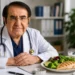 Il dottor Younan Nowzaradan con un pasto sano rappresentativo del protocollo alimentare utilizzato per pazienti con obesità grave.