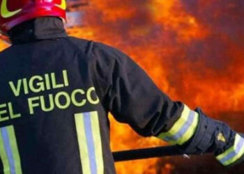 Esplosione per fuga di gas a Catania: feriti 4 vigili del fuoco