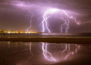 Fulmine si abbatte su una spiaggia, colpite 4 persone