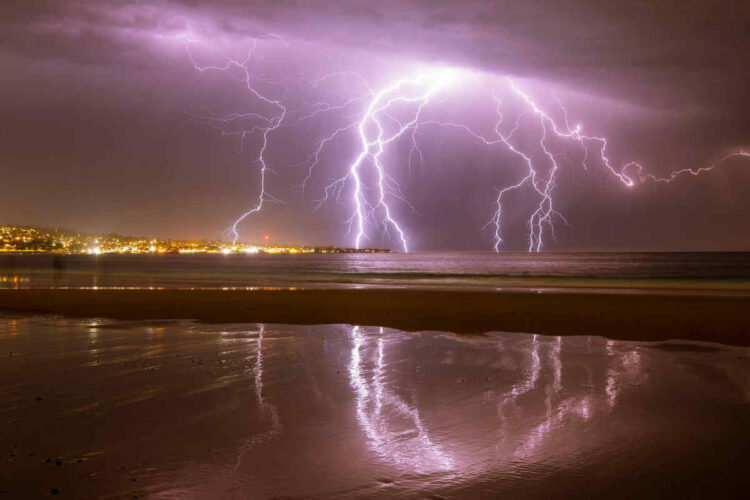 Fulmine si abbatte su una spiaggia, colpite 4 persone