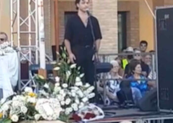 Gianluca Ginoble canta al funerale