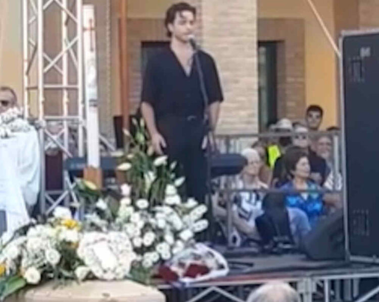 Gianluca Ginoble canta al funerale